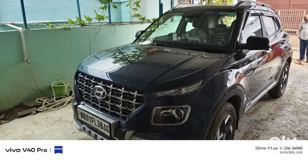 Hyundai Venue 2021 Petrol 10400km Drive