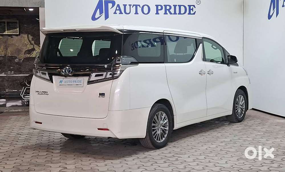 Toyota Vellfire 2.5 Executive Lounge, 2023, Petrol