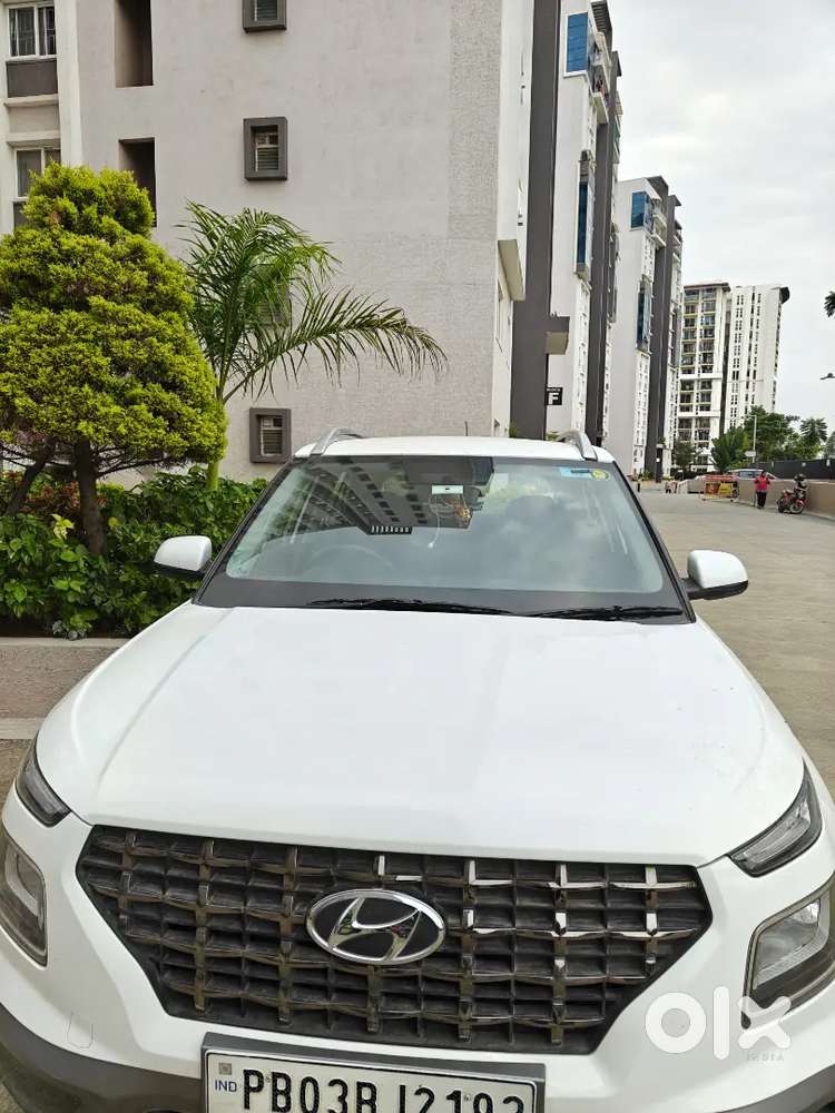 Hyundai Venue 2022 Petrol Well Maintained