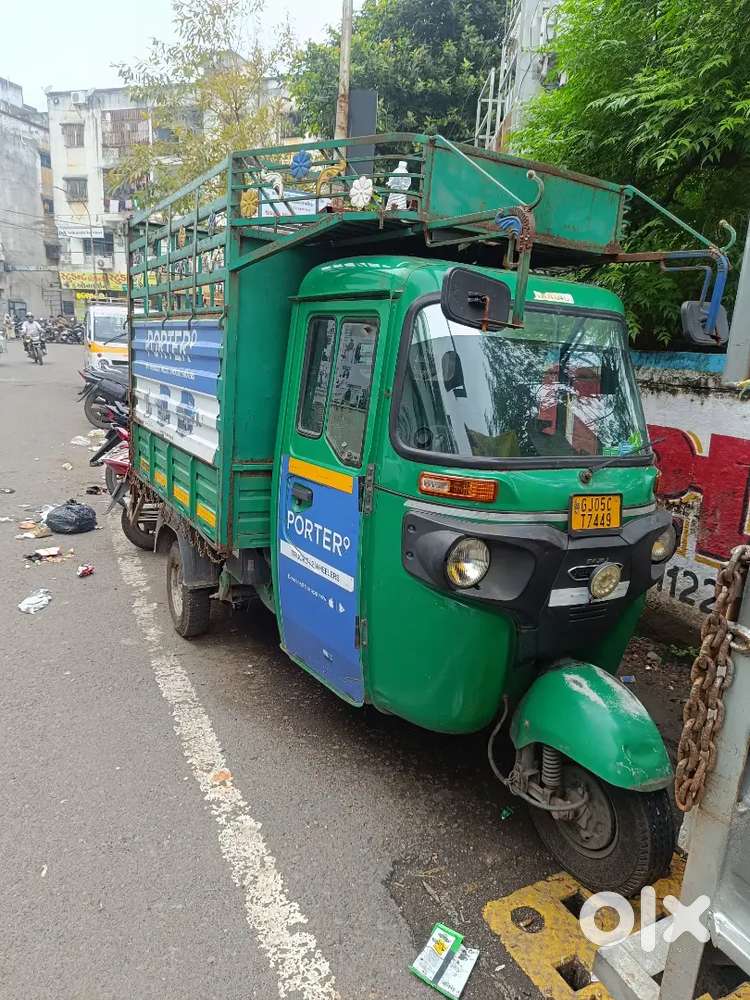 three wheeler Bajaj Maxima cargo Tempo CNG best condition