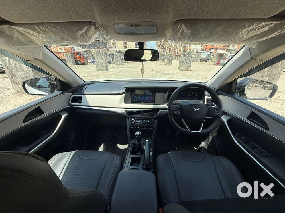 Mahindra Xuv700 Mx Petrol Mt 5 Str (e), 2022, Petrol