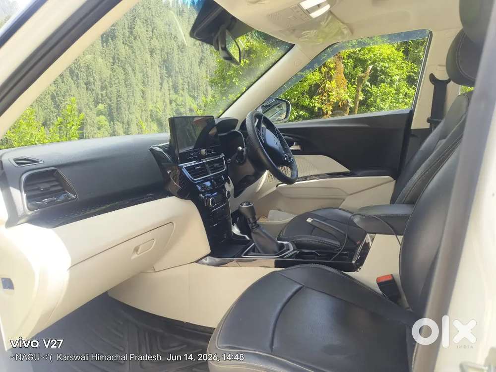 Mahindra Xuv 3xo 2025 Petrol 10000 Km Driven