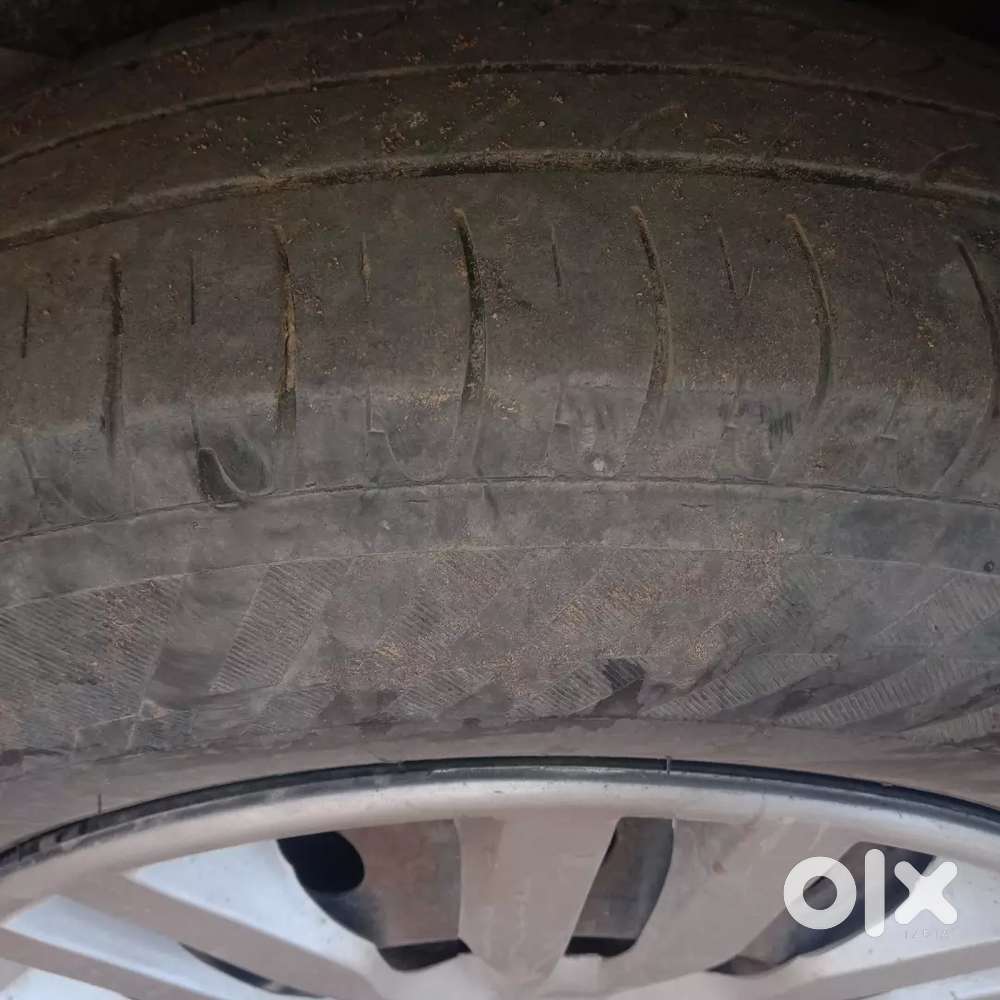 इसमें बैक कैमरा और एलईडी है और इंश्योरेंस भी पूरा है और परमिट कंप्लीट