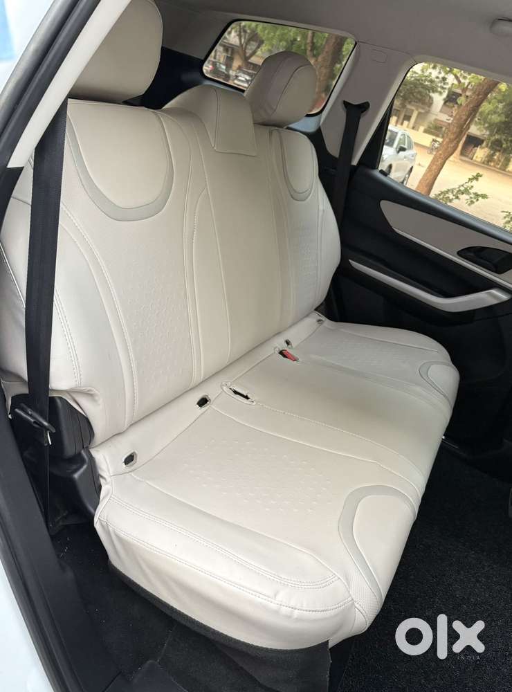 Mahindra Xuv700 2.0 Mx Petrol Mt 5 Str, 2022, Petrol
