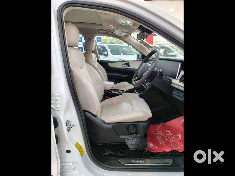 Mahindra Xuv700 2.0 Ax 7 Petrol At Str, 2023, Petrol