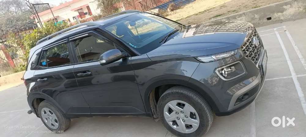 Hyundai Venue 2022 Petrol 11000 Km Driven