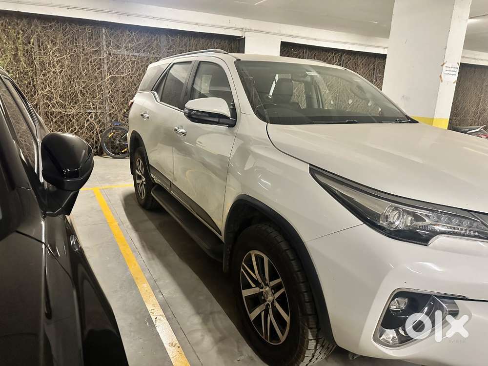 2018 White Fortuner 4x4 At