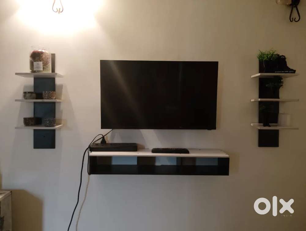32 inch Samsung LED TV with Stylish TV Cabinet &ndash; Excellent Condition
