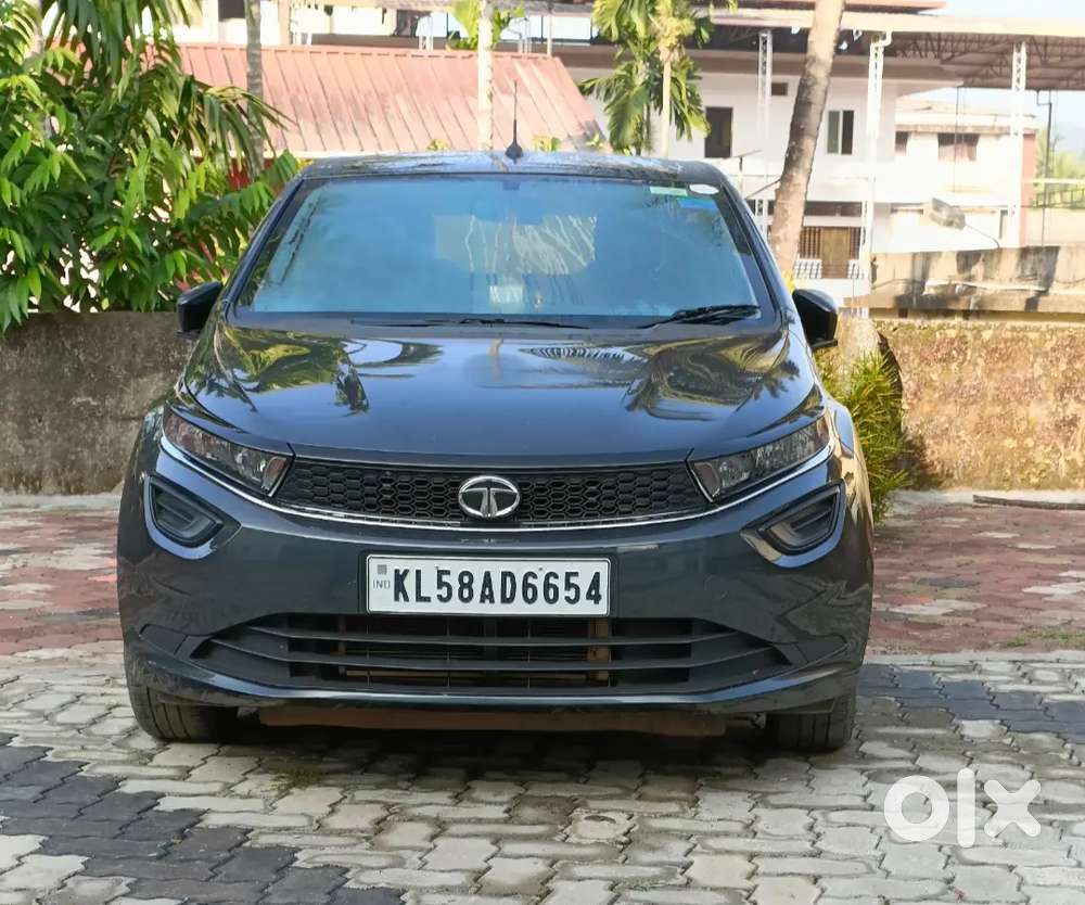 Tata Altroz 2021 Petrol Good Condition
Personal Use Only
Gray Colour