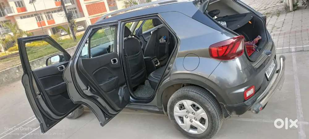Hyundai Venue 2022 Petrol 11000 Km Driven