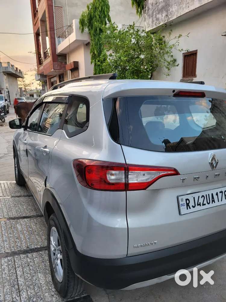 Renault 7-seater Car Showroom Condition