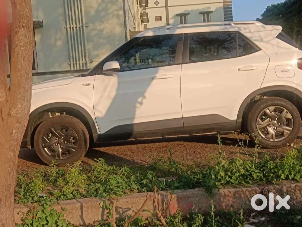 Hyundai Venue 1.2 Petrol (top-end Feel At Base Price)
7000 Km Only