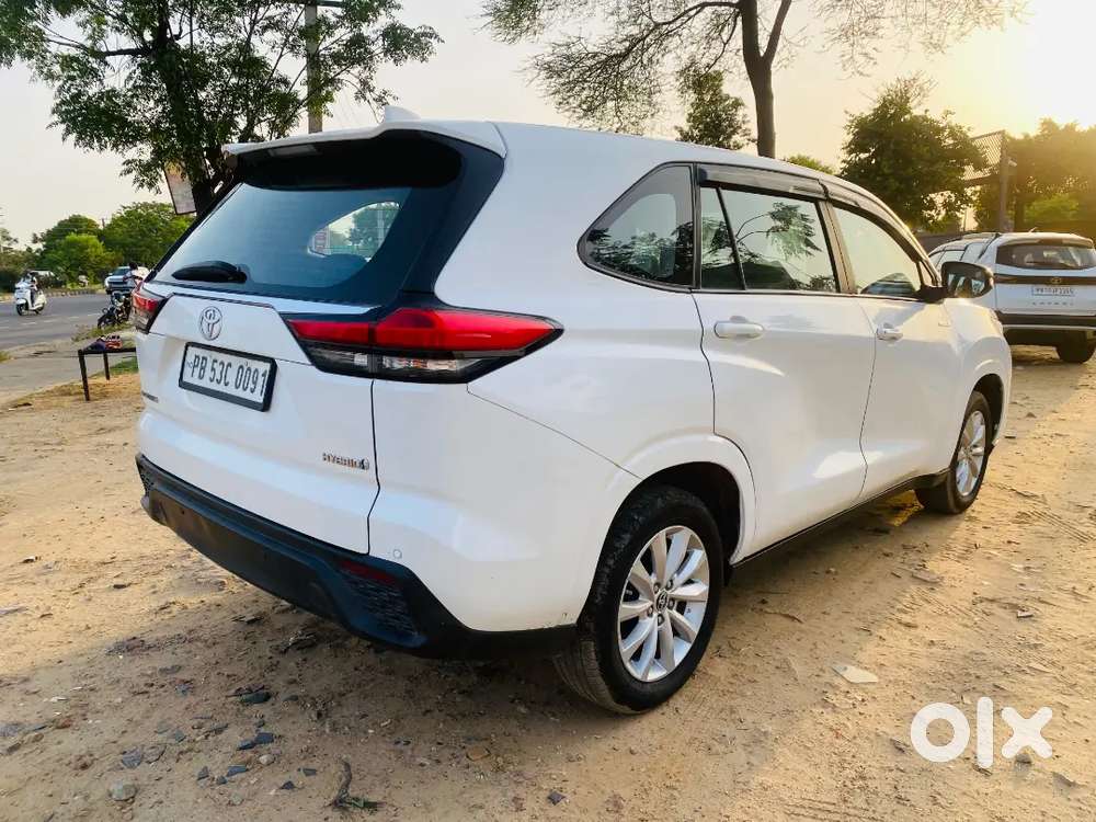Toyota Innova Hycross 2023 Petrol 80000 Km Driven