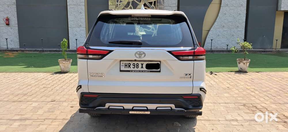 Toyota Innova Hycross