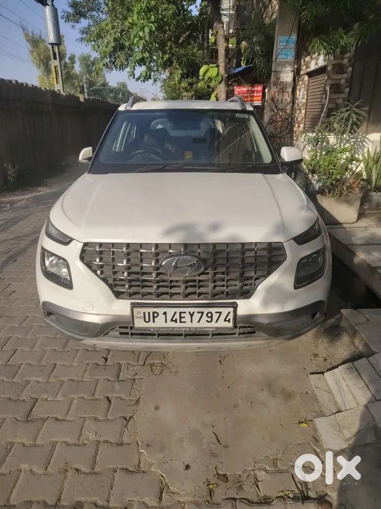Hyundai Venue 2022 Petrol 22500 Km Driven