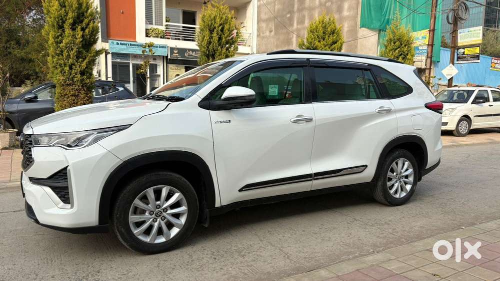 Toyota Innova Hycross 2.0 Vx (o) Hybrid 8 Str, 2023, Petrol