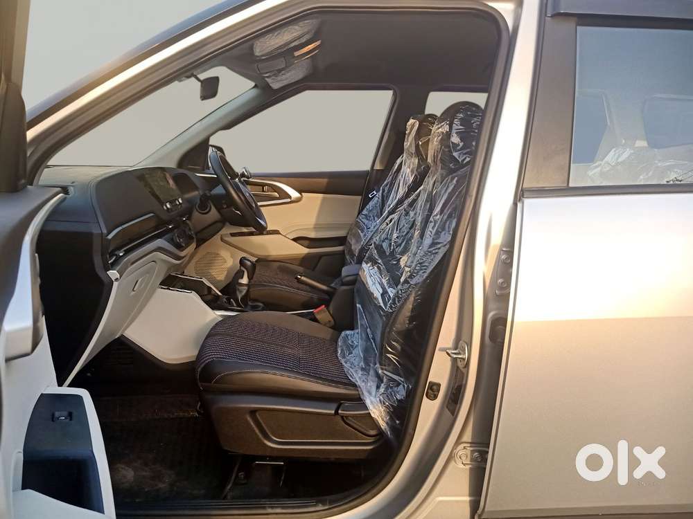 Kia Carens G 1.5 6mt Premium (o) 7-seater, 2023, Petrol