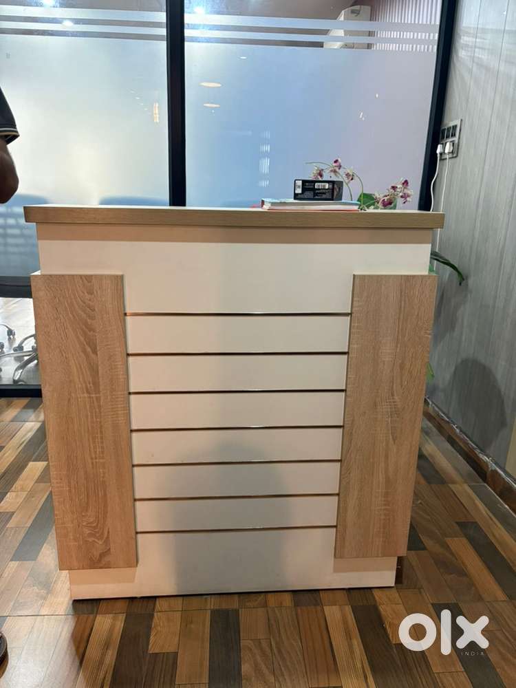 Premium Office Reception Table – For Sale  Excellent Condition