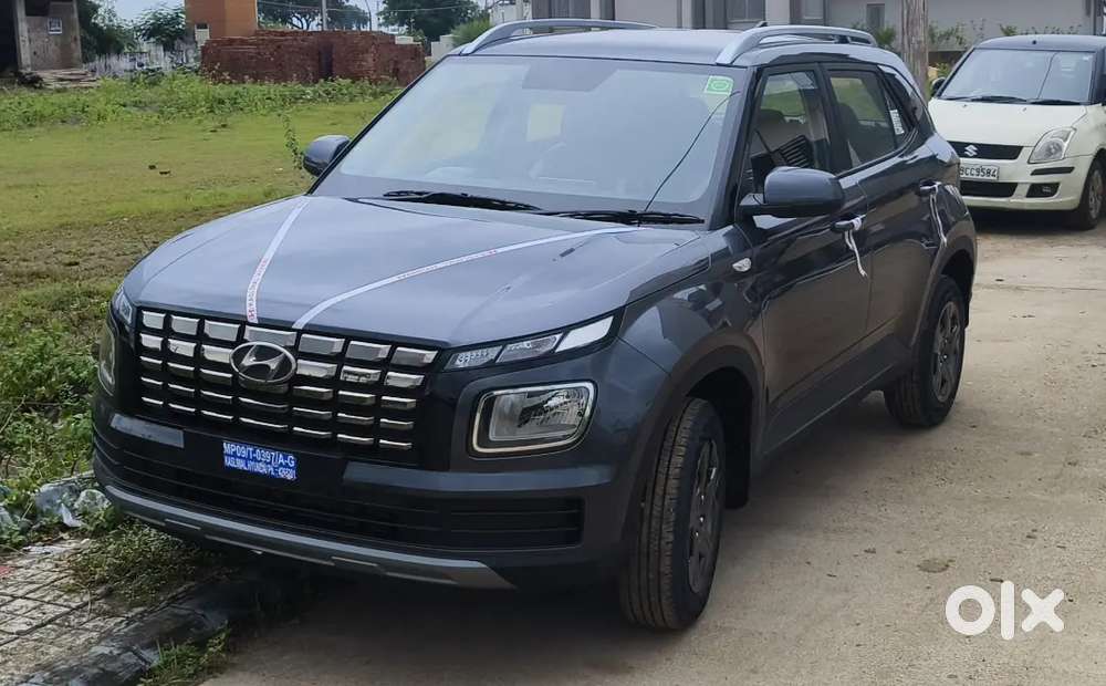 Hyundai Venue 2025 Petrol Well Maintained
