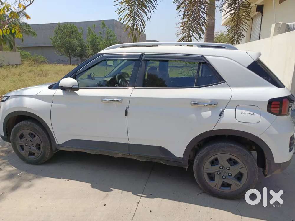 Hyundai Venue 2024 Petrol 10600 Km Driven