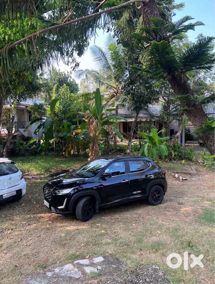 0070 Nissan Magnite 20k Km Only. Top Model. Kuro Full Black Car