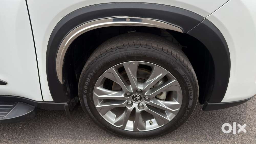 Toyota Innova Hycross 2.0 Zx (o) Hybrid 7 Str, 2025, Petrol