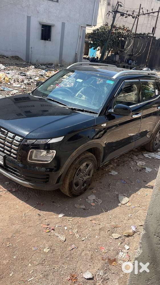 Hyundai Venue 2024 Petrol Well Maintained