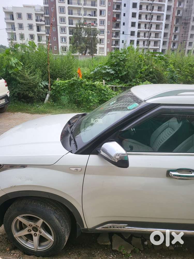 Hyundai Venue Petrol 19