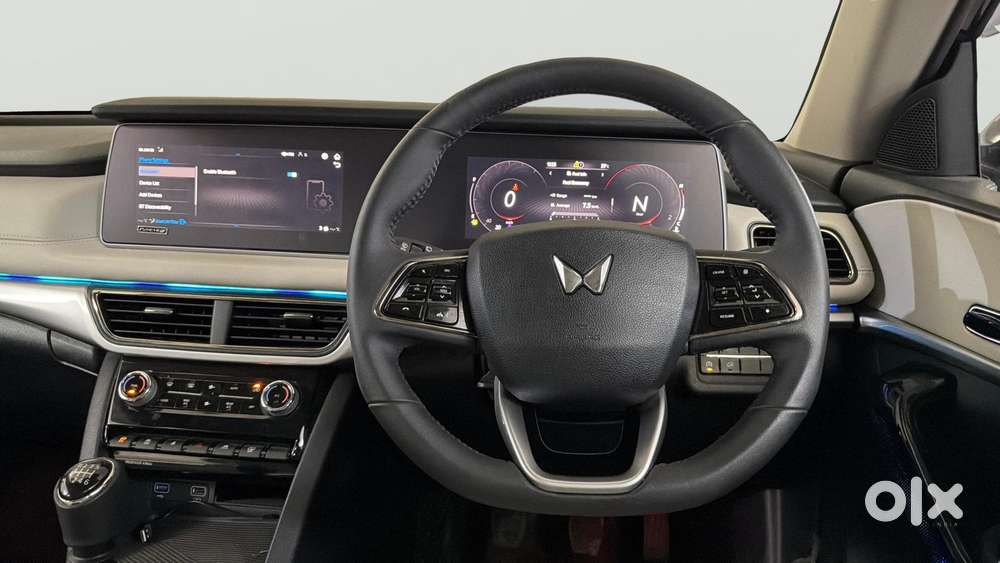 Mahindra Xuv700 2.0 Ax 7 Petrol Mt Str, 2025, Petrol