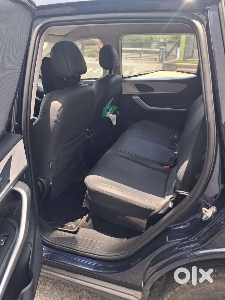 Mahindra Xuv700 Mx Petrol Mt 5 Str (e), 2022, Petrol
