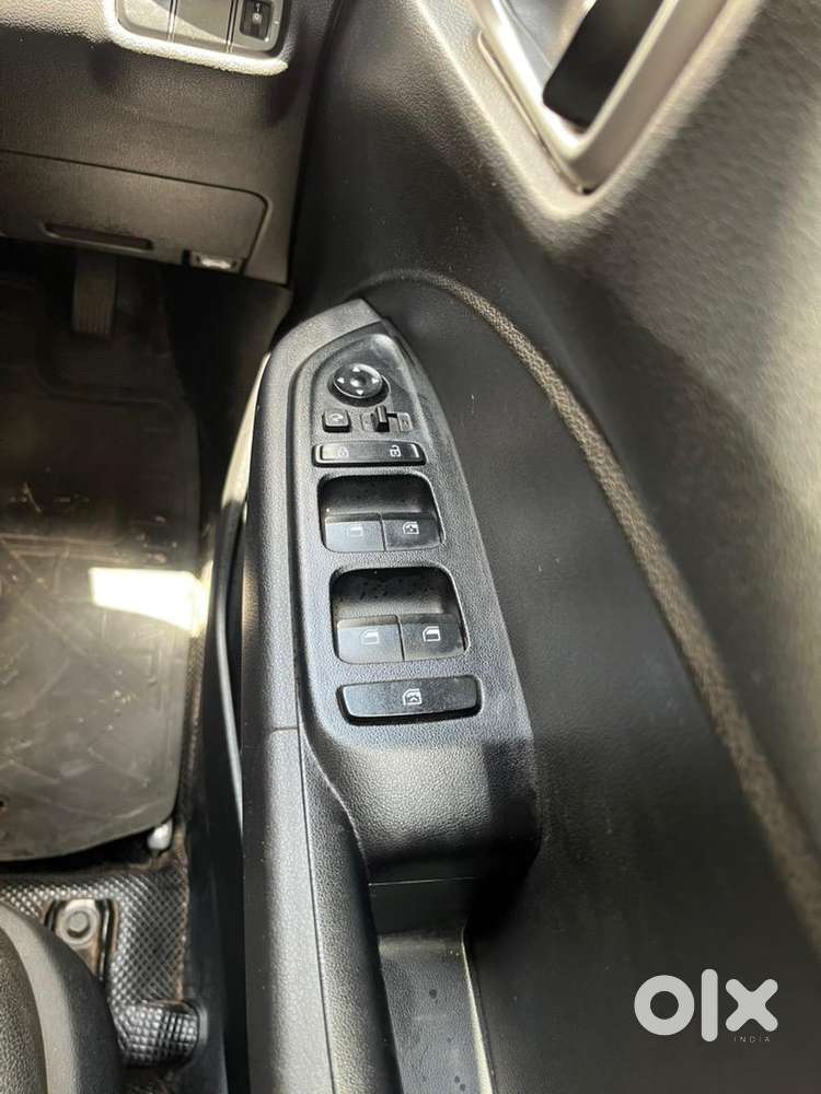 Hyundai Venue 2022 Petrol 25800 Km Driven