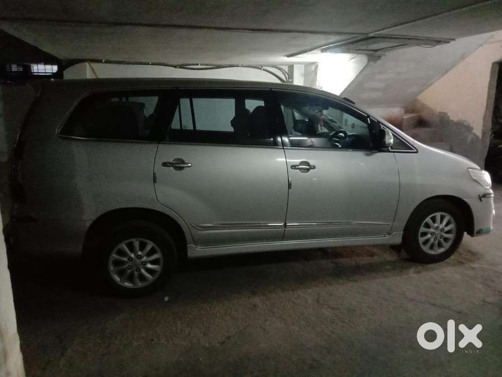 Innova 2.5 V 8 Seater