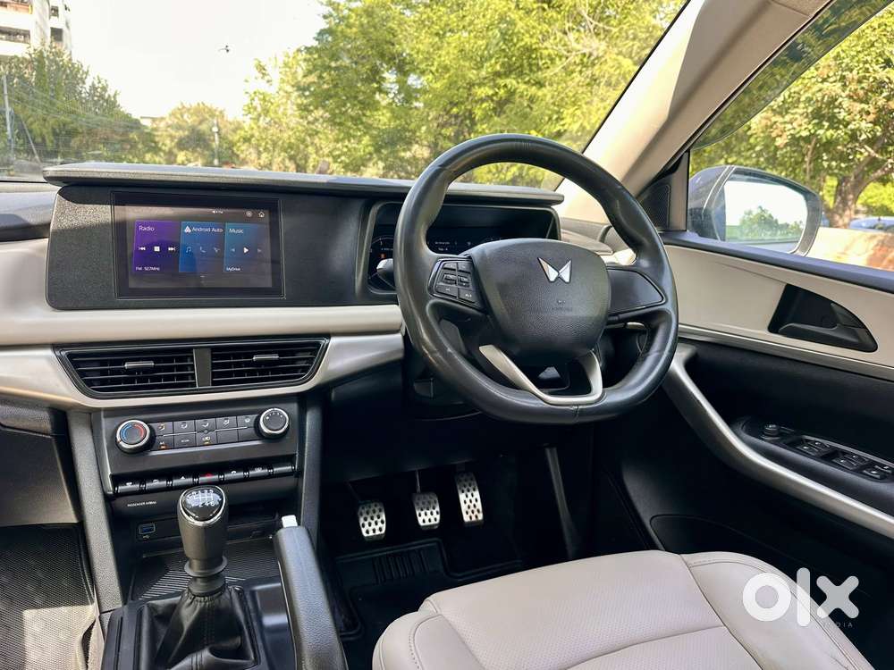 Mahindra Xuv700 Mx Petrol Mt 5 Str (e), 2023, Petrol
