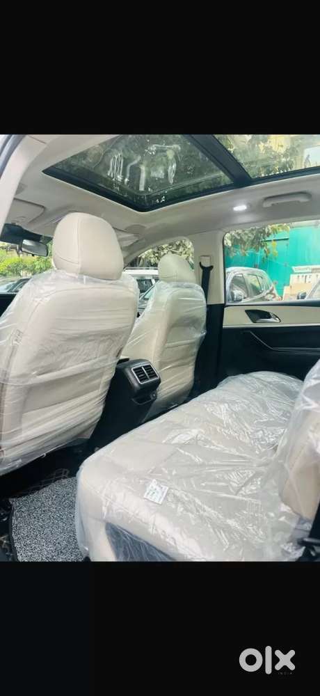 Mahindra Xuv700 2.0 Ax 7 Petrol At Str, 2022, Petrol