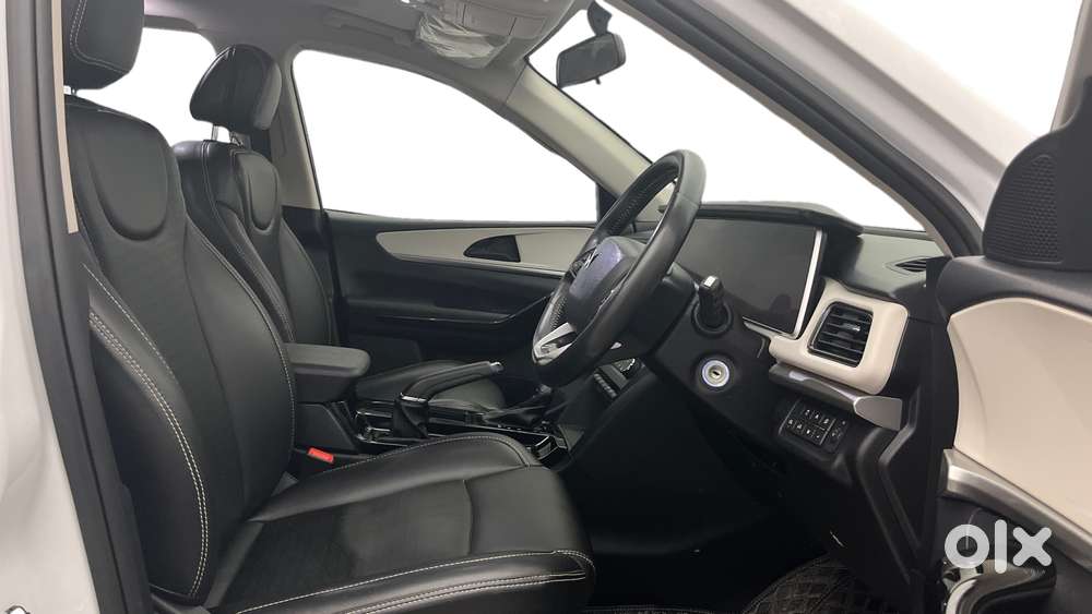 Mahindra Xuv700 2.0 Ax 5 Petrol At Str, 2023, Petrol