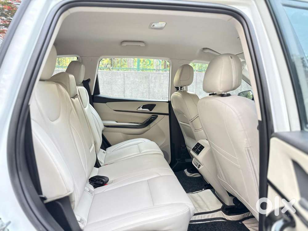 Mahindra Xuv700 2.0 Ax 3 Petrol At 5 Str, 2022, Petrol
