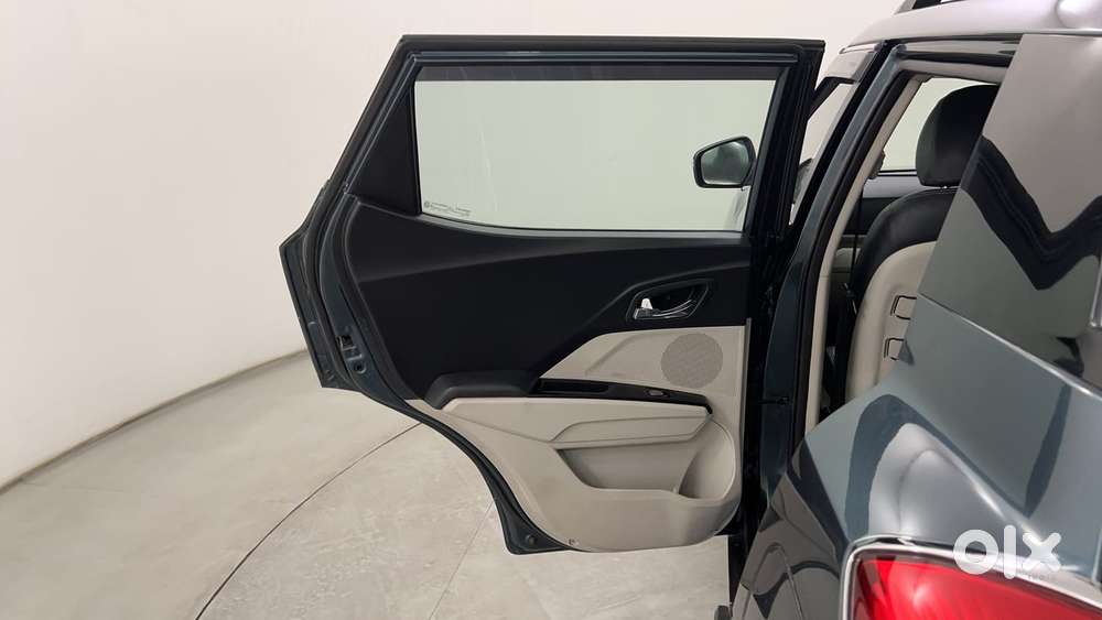 Mahindra Xuv300 1.2 W8 (o) Amt Petrol, 2023, Petrol