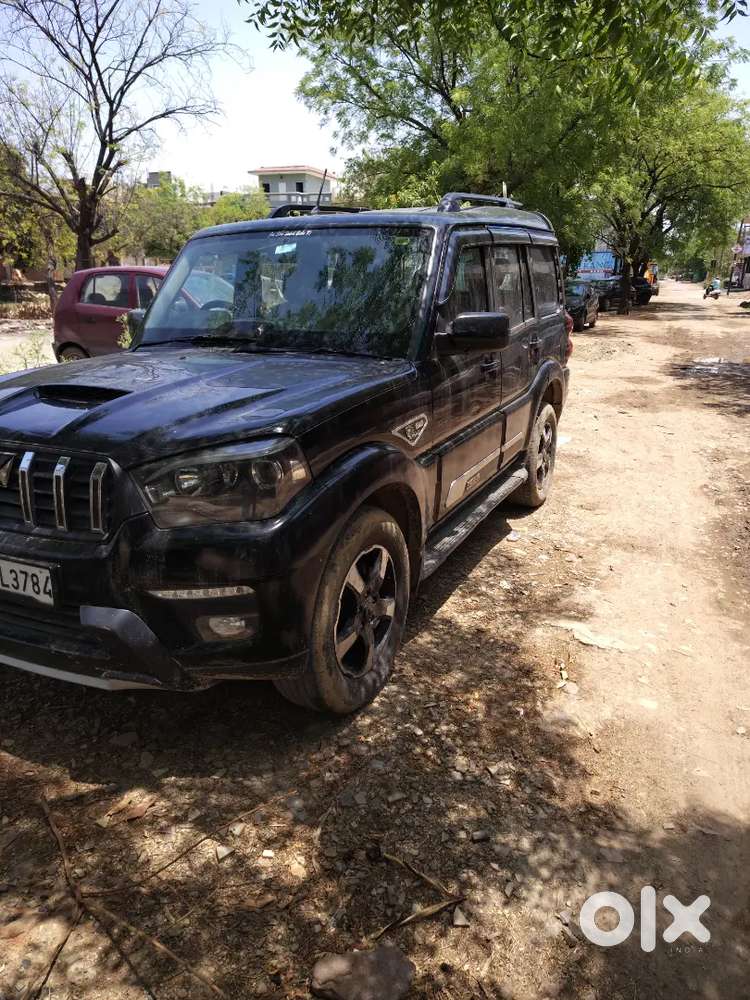 ब्लैक स्कॉर्पियो बेचनी है