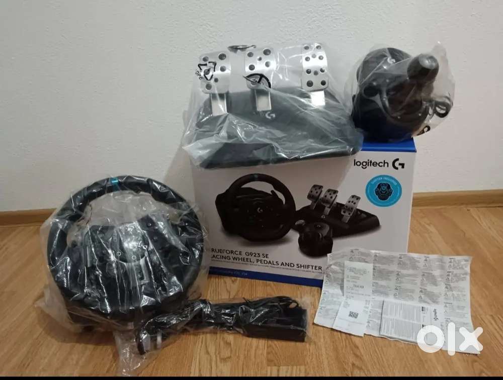 Logitech G923 Racing Wheel and Pedals With Shifter