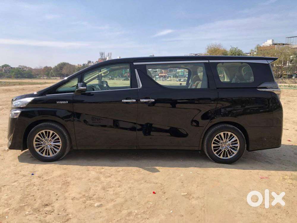 Toyota Vellfire 2.5 Executive Lounge, 2023, Cng & Hybrids