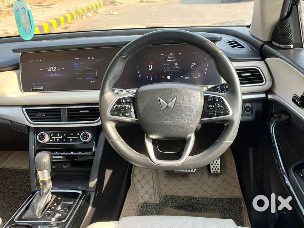 Mahindra Xuv700 Ax7l 6 Str At, 2023, Petrol
