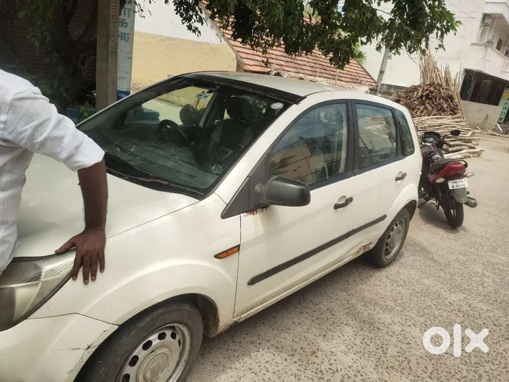 Ford Figo Titanium Blu 2012
