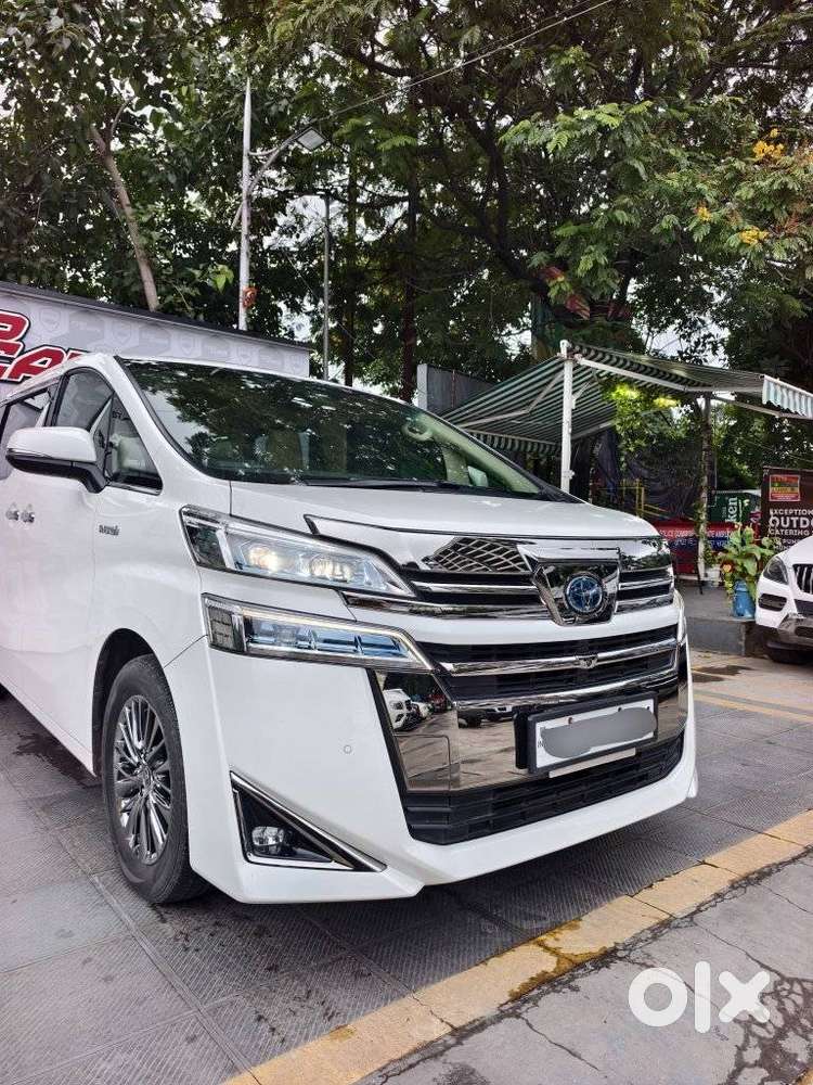 Toyota Vellfire 2.5 Executive Lounge, 2022, Cng & Hybrids