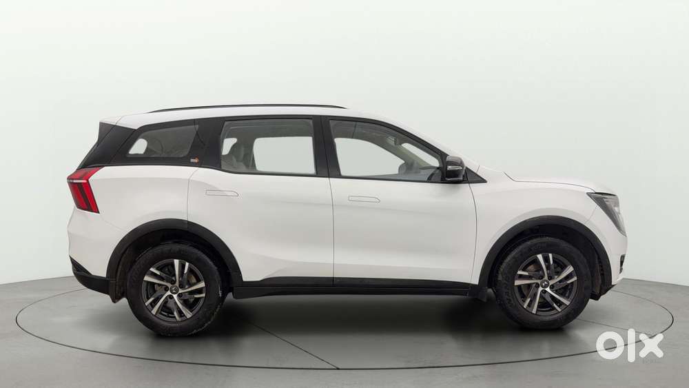 Mahindra Xuv700 2.0 Ax 5 Petrol Mt 7 Str, 2022, Petrol