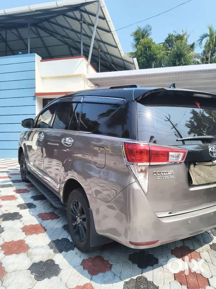 Toyota Innova Crysta 2018 Diesel 140000 Km Driven.