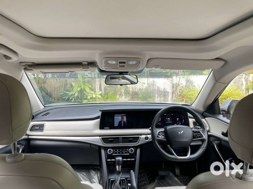 2022 Mahindra Xuv700 Ax 7 Petrol At | 35,000 Km | 7 Seater | Sunroof