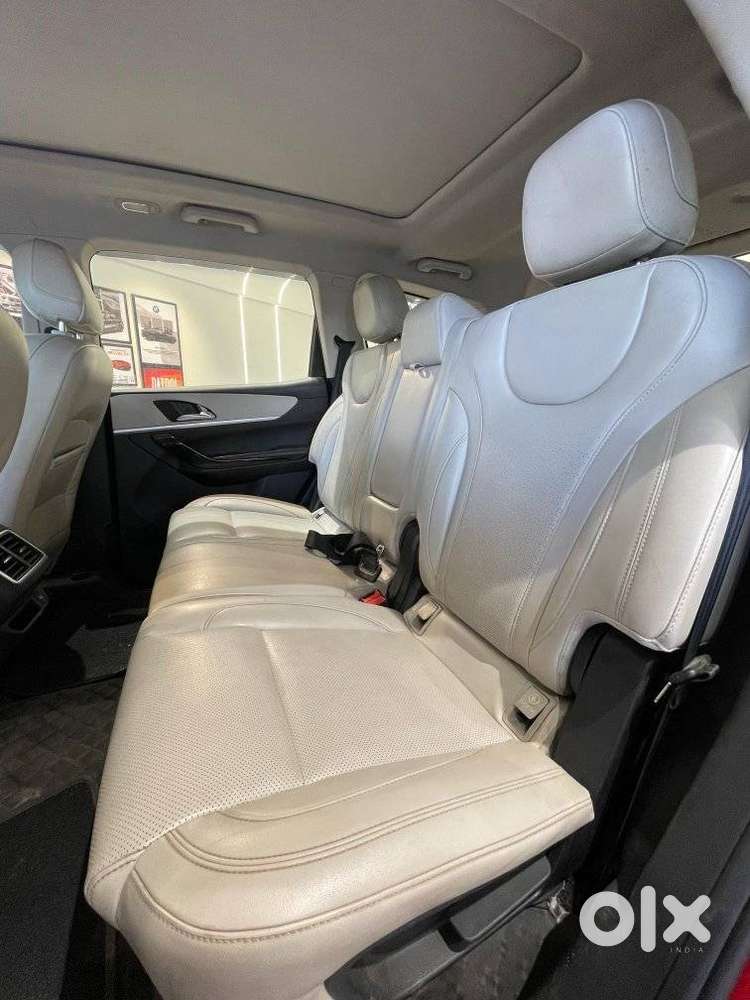 Mahindra Xuv700 2.0 Ax 7 Petrol Mt Str, 2023, Petrol