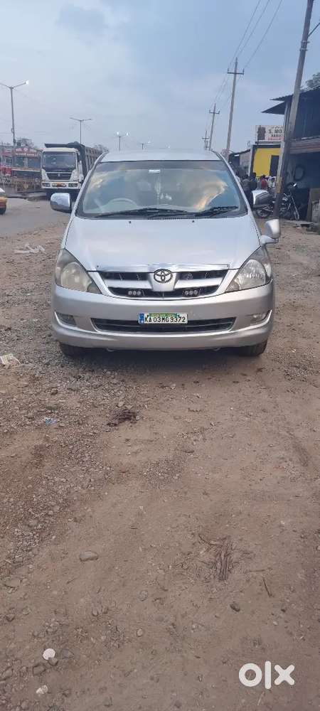 Toyota Innova V 8 Sitter