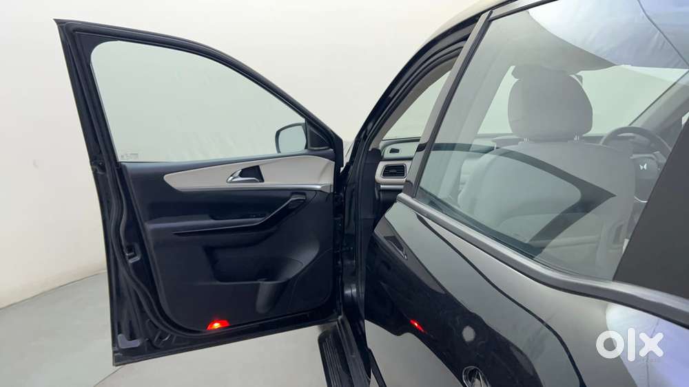 Mahindra Xuv700 2.0 Ax 7 Petrol At Luxury Pack Str, 2024, Petrol