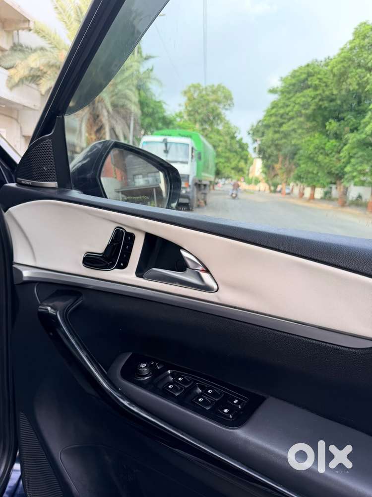 Mahindra Xuv700 2.2 Ax 7 Diesel At Luxury Pack Str Awd, 2022, Diesel